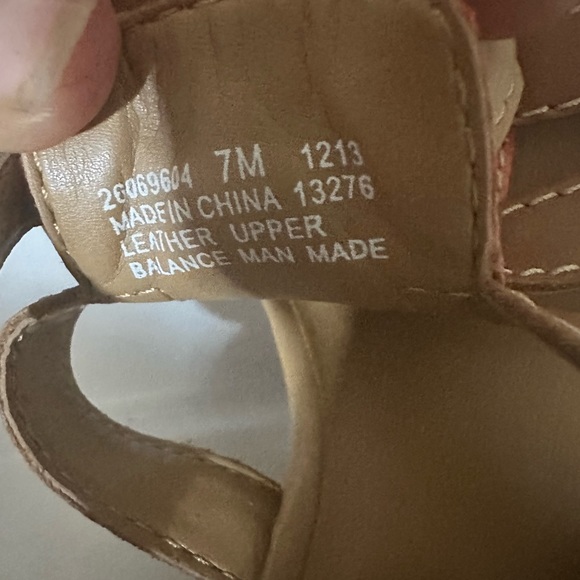 New Clarks. Size 7 Sandals. Tan and orange. - Picture 6 of 6